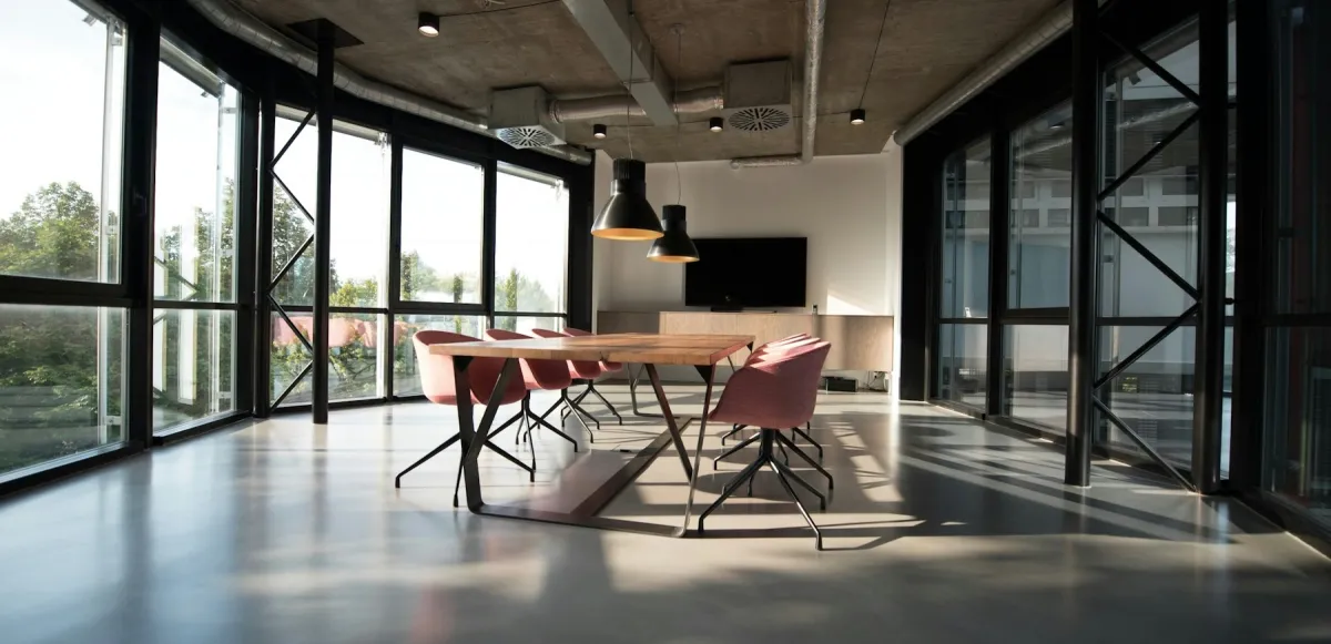 Interior de un despacho con espacio para reuniones