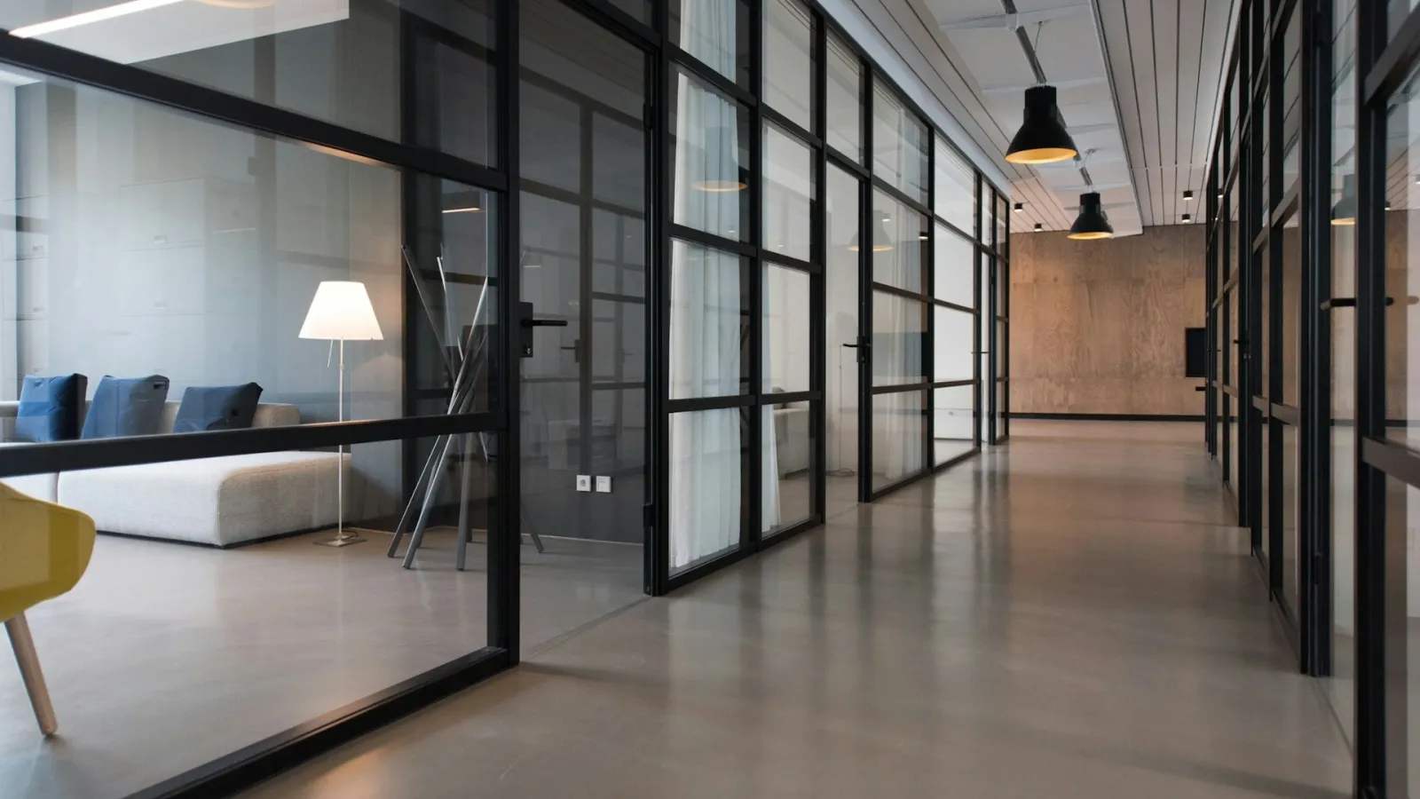Reunión profesional en una sala de trabajo