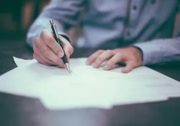 Revisión de documentos sobre una mesa de trabajo