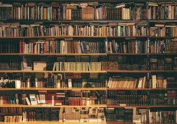 Biblioteca con libros y documentación de consulta