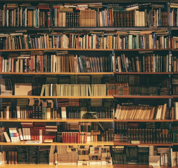 Biblioteca con libros y documentación de consulta