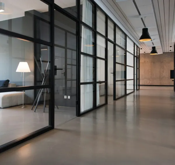 Reunión profesional en una sala de trabajo